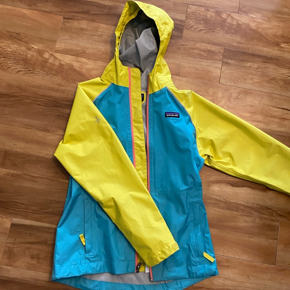 Girls Patagonia rain jacket (exclusive color) size L (10-12) used
